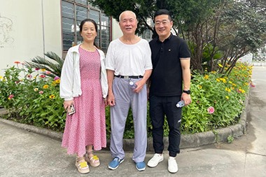 Här He Shijun, de Grënner vun JINHAILUO, besicht ZHOUSHAN JWELL Screw & Barrel Co., LTD.
