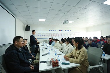 2023, eng nei Rees President Här He vun Jwell Machinery huet all Mataarbechter e glécklecht neit Joer an der Zhejiang Fabréck gewënscht!