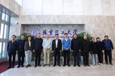 D'Universitéit fir Chemesch Technologie vu Peking huet d'Präisverdeelungszeremonie vum Jwell Machinery Spezialstipendium an d'Spende vun Extrusiounsausrüstung ofgehalen.